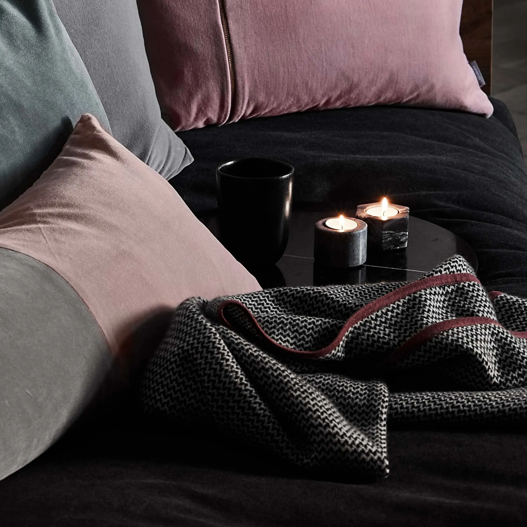 Foligno Cashmere Blanket [Black/Cream/Raspberry rose]